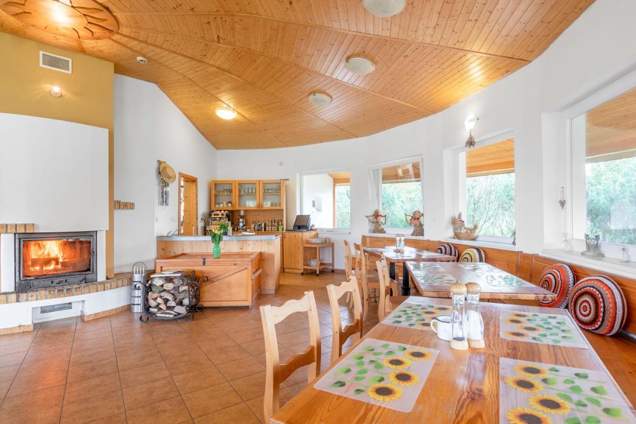 Farma Slunecny Dvur Apartmany A Family Stany Strecha Pod Strechou Hermanuv Mestec Exterior foto