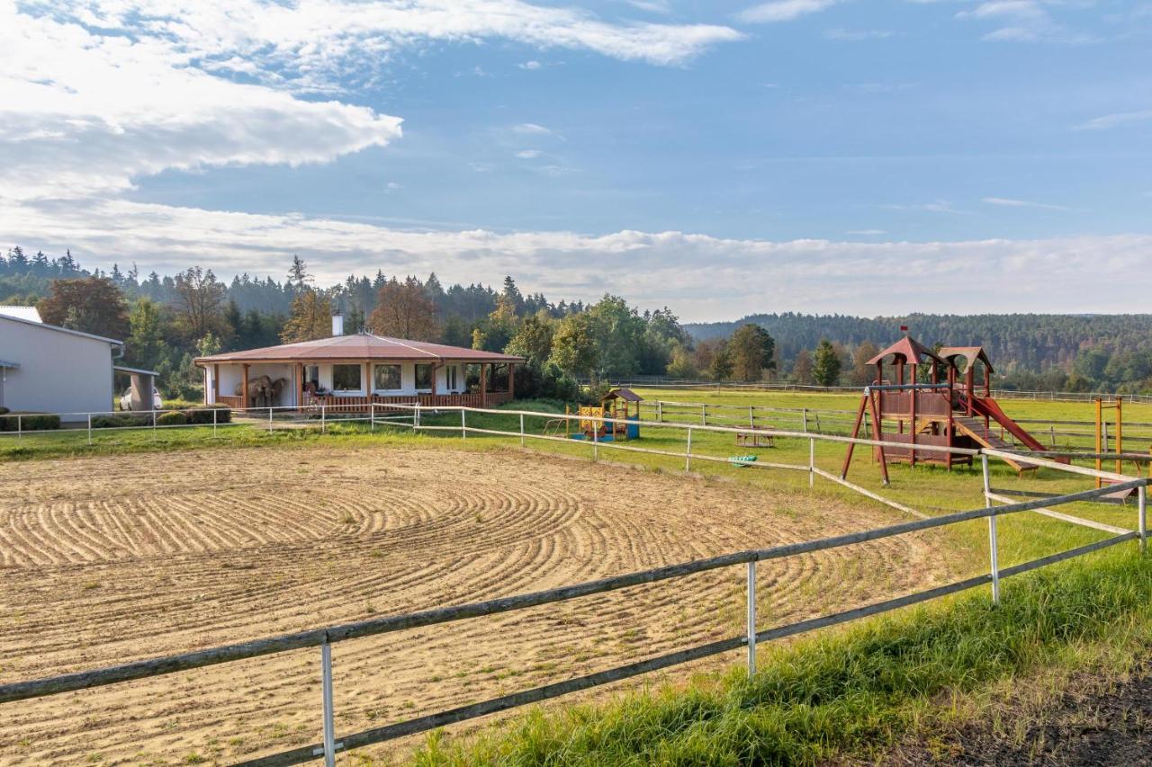 Farma Slunecny Dvur Apartmany A Family Stany Strecha Pod Strechou Hermanuv Mestec Exterior foto